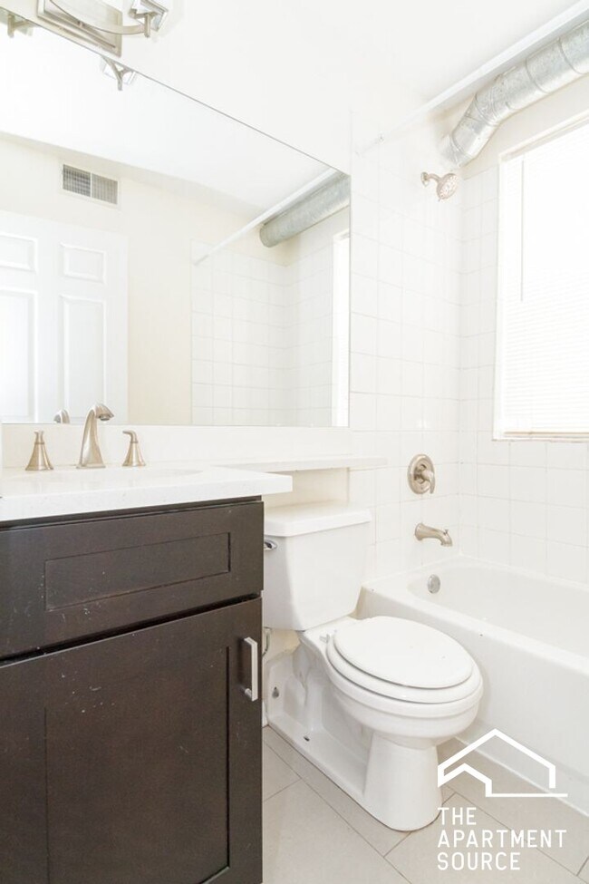 Building Photo - 2520 W Leland Ave