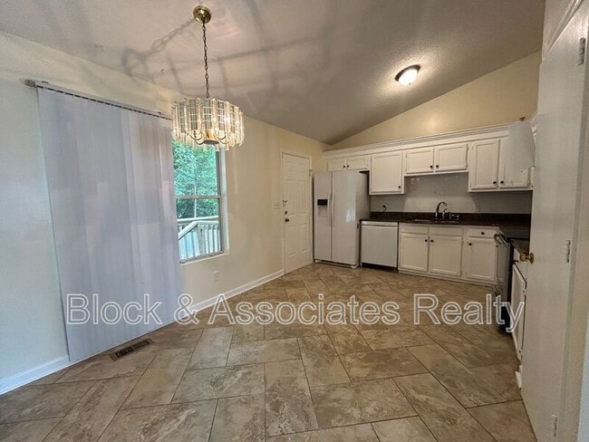 Building Photo - 808 Circle Dr