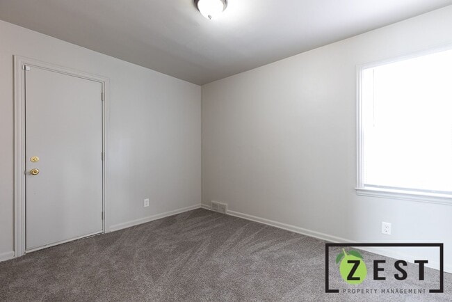 Building Photo - Amazing 3 bed 1 bath Home