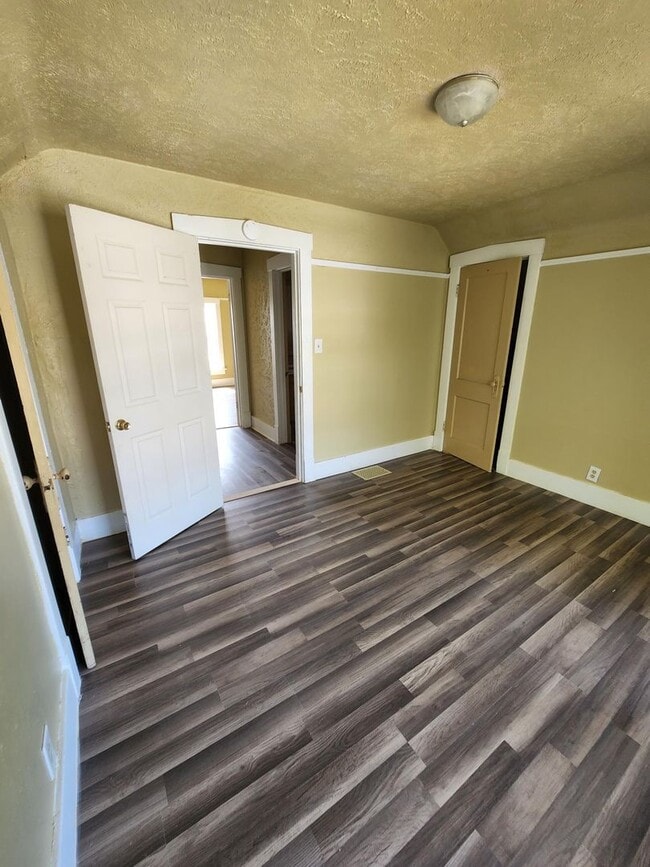 Building Photo - Newly remodeled 2 bedroom, 1.5 bathroom House