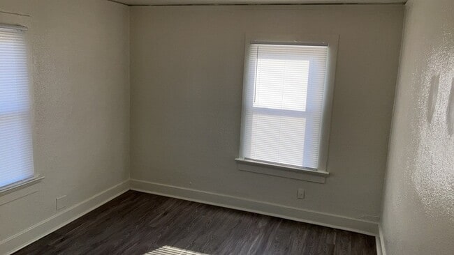 Building Photo - 338 Kenwood Ave