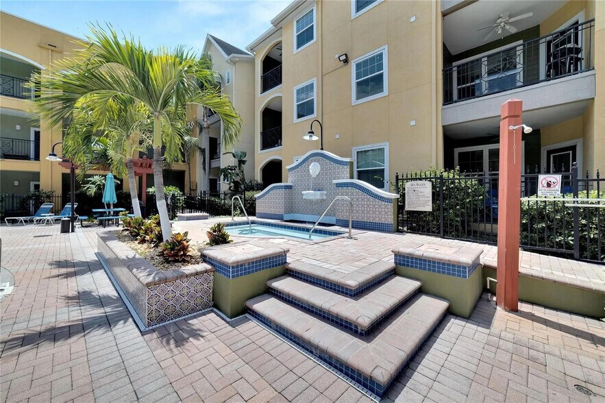 Building Photo - 2010 E Palm Ave