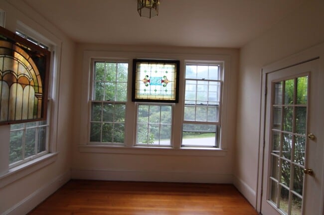 Building Photo - Radford, 5 BR / 2.5 BA, Available in August