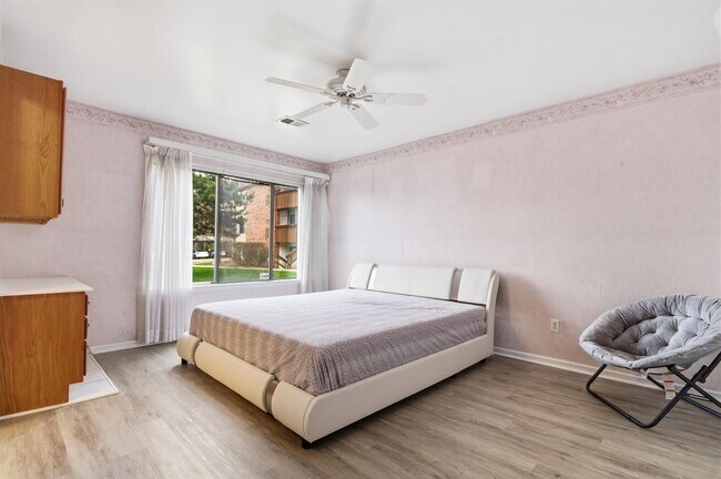 Building Photo - 1235 S Maple Rd