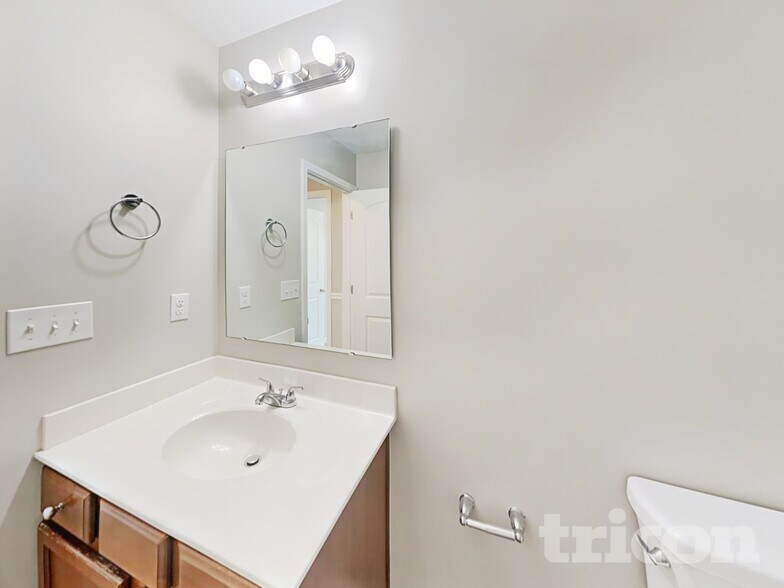 Building Photo - 704 Rocky Grove Glen