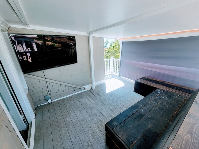 Building Photo - 324 L St E