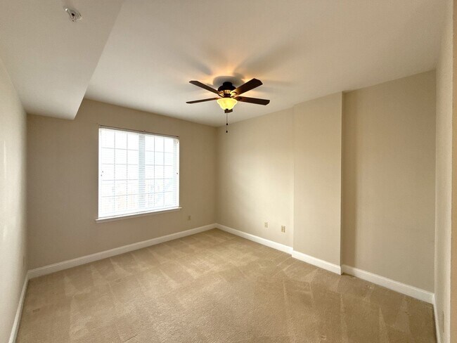 Building Photo - Fifth & Poplar - T.R. Lawing Realty Property