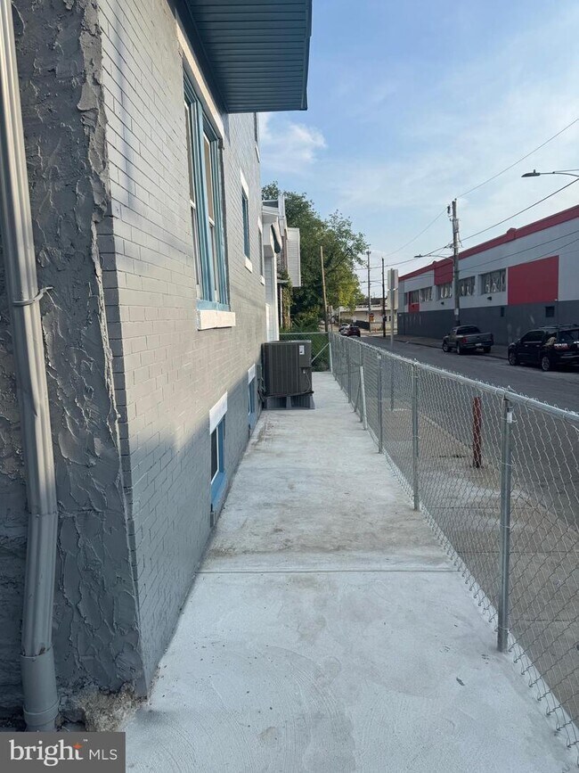 Building Photo - 1945 W Airdrie St