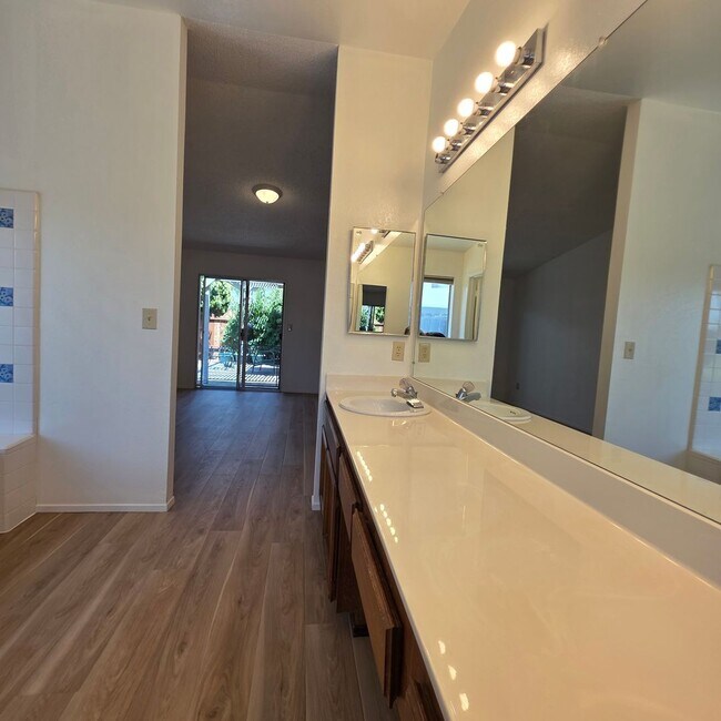 Building Photo - 3bd/2ba Single Story, Fresh Updates, Huge Backyard