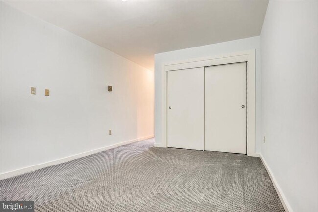 Building Photo - 4390 Lorcom Ln