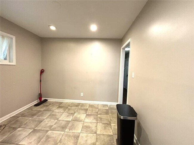 Building Photo - 4360 Glenwood Pkwy
