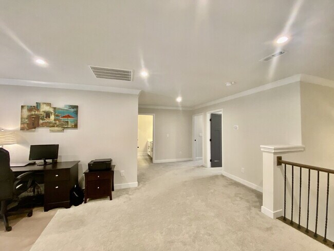 Building Photo - GORGEOUS TOWNHOME IN SOUTH PARK