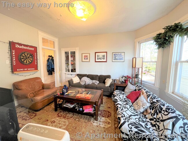 Building Photo - Porter Sq * 1.5 Baths * DW * Laundry + sto...