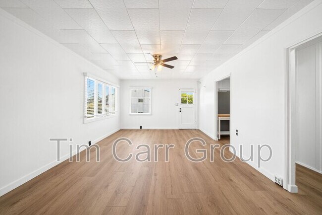 Building Photo - 123 E 18th St