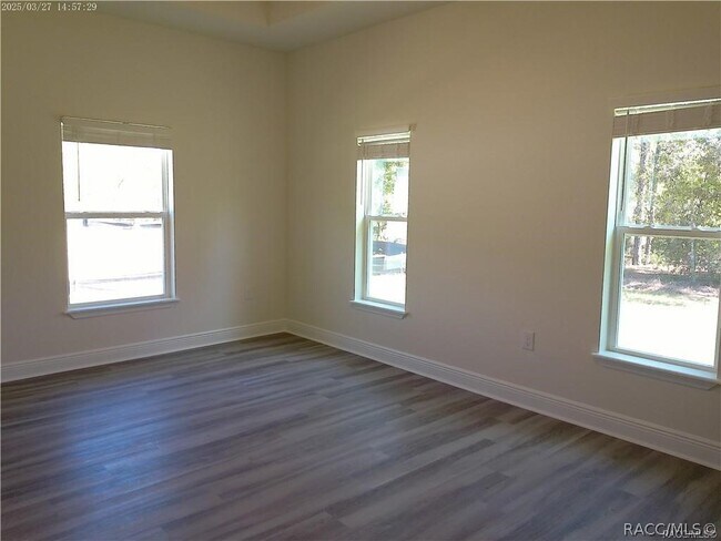 Building Photo - 7202 Everest Ave
