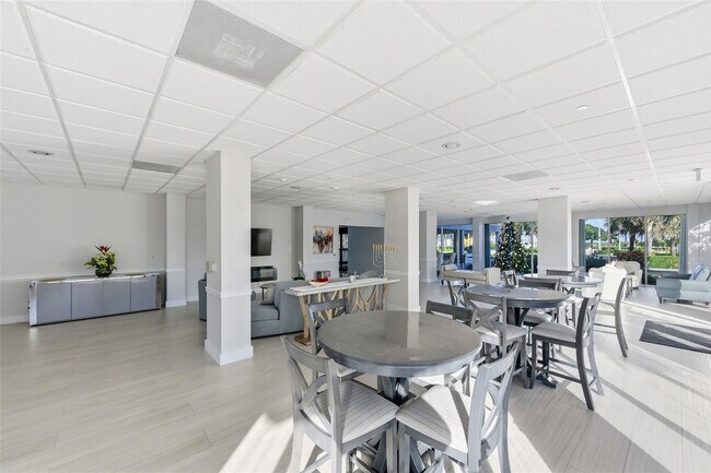 Building Photo - 405 N Ocean Blvd