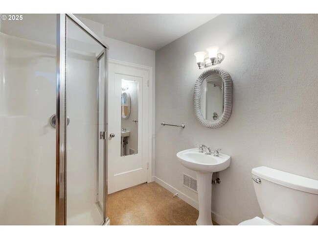 Building Photo - Gorgeous College Hill 4 BD, 3BA in desirab...