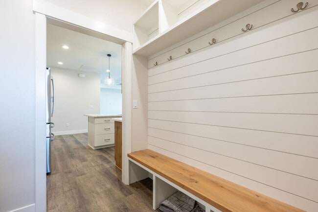 Building Photo - HOLY MOLY CHECK OUT THIS BEAUTIFUL 3 BED 2...