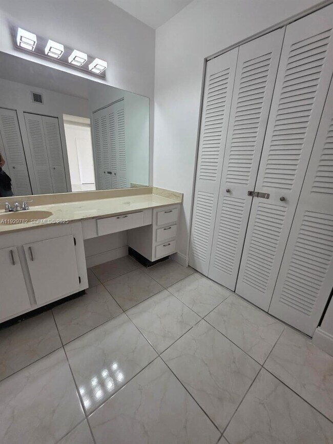 Building Photo - 3701 N Country Club Dr