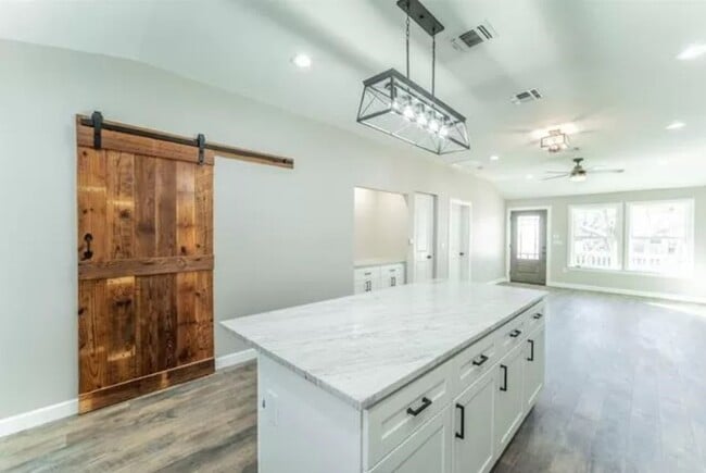 Building Photo - 710 N Rusk St