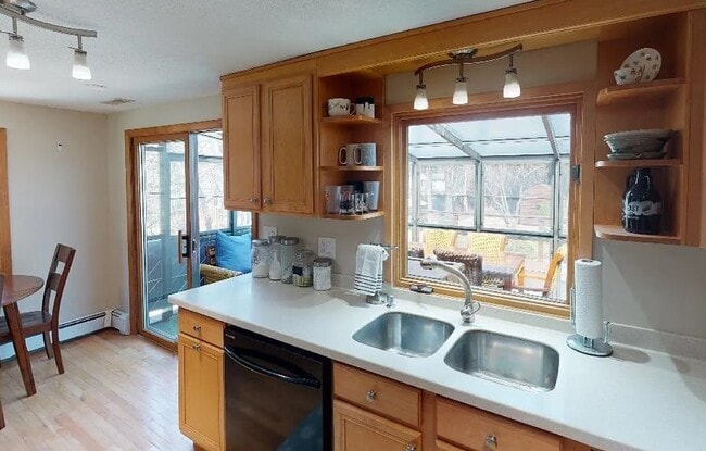 Building Photo - Prime Derry Location: Classic 3Bed, 3Bath Home