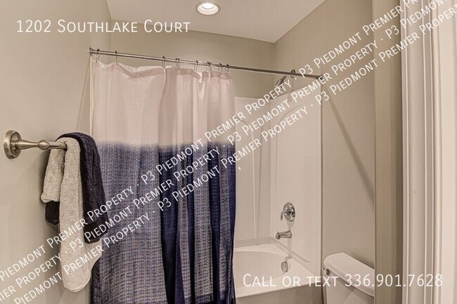 Building Photo - 1202 Southlake Ct