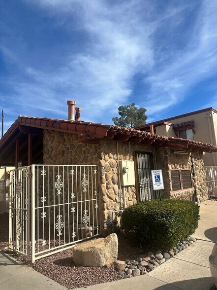 Building Photo - 3357 N Country Club Rd