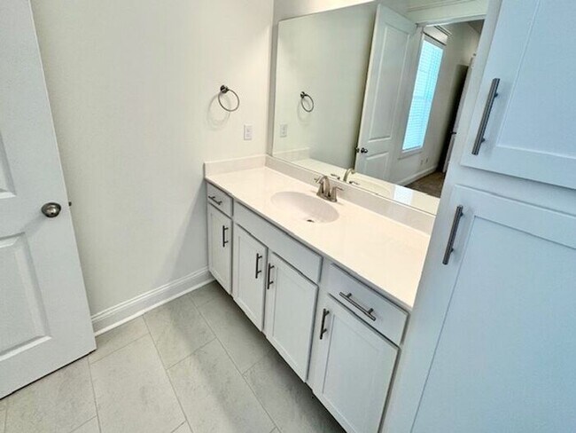 Building Photo - Now Leasing at Cedar Bluff – 4BR Townhomes...