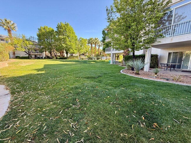 Building Photo - 1845 W Canyon View Dr