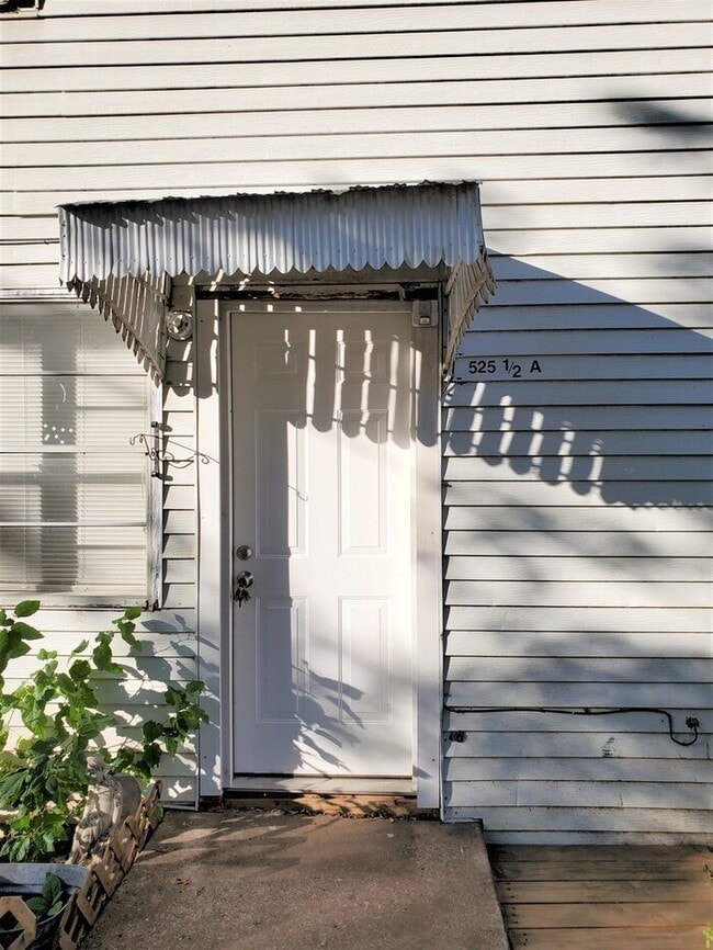 Building Photo - 1 BED 1 BATH DOWNSTAIRS GARAGE APT IN CAPITAL HILL AREA