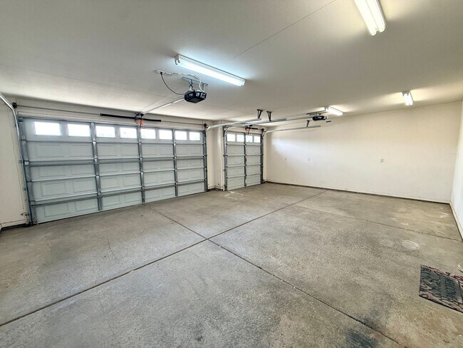Building Photo - 2116 Roy Rogers Way