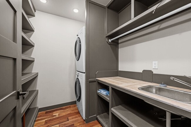 Building Photo - Meticulously UpdatedComstock Rancher!