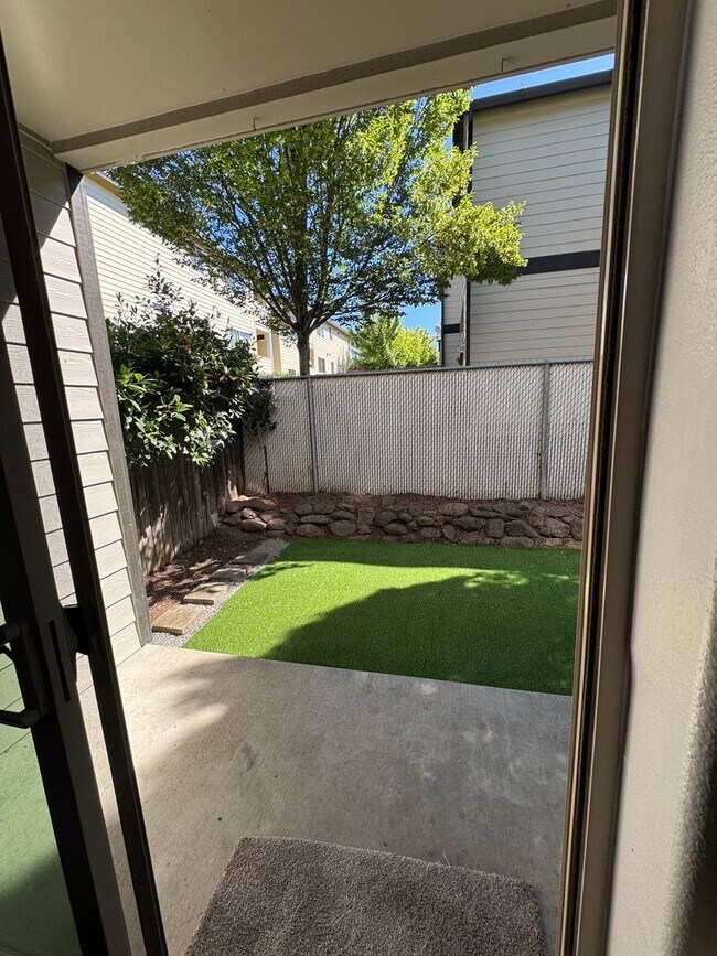 Building Photo - 2 Bedroom-2.5 Bath Townhome