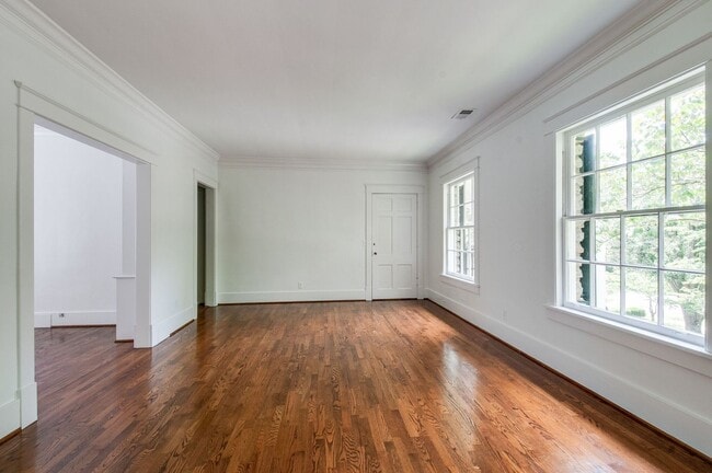 Building Photo - English Cottage in the heart of Belle Meade