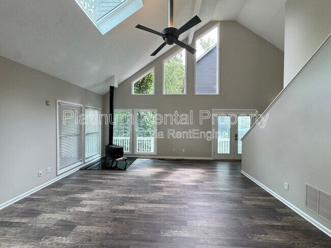 Building Photo - 3025 Lakeside Dr