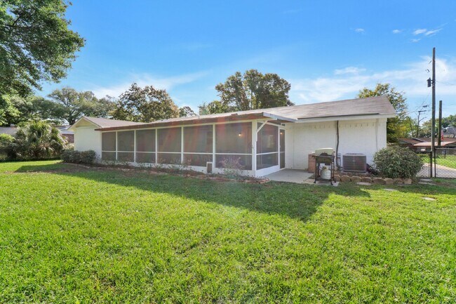 Building Photo - Charming 3-Bedroom Home with Granite Count...