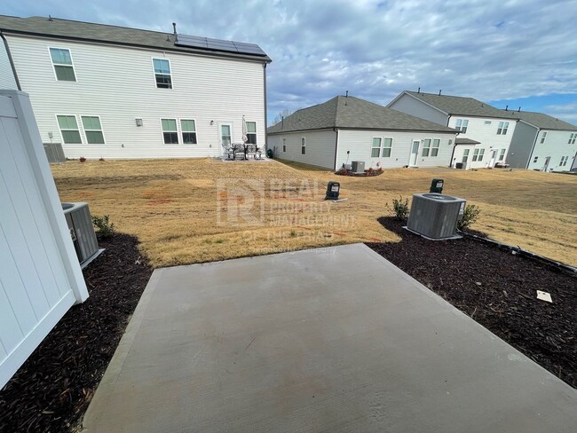 Building Photo - Brand New 3bd/2.5BA END UNIT townhome in F...