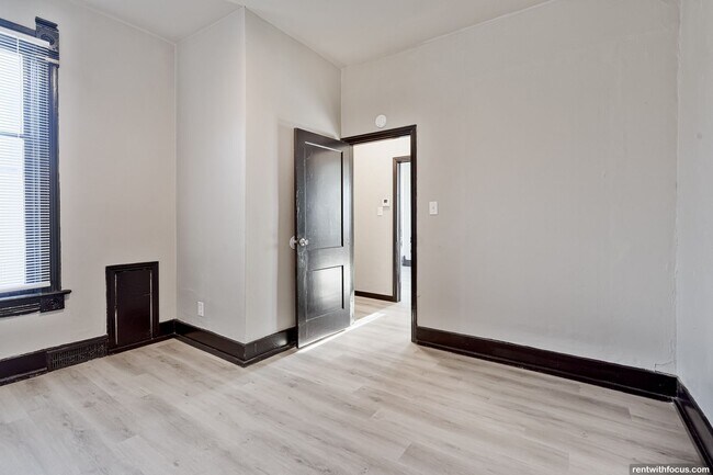 Building Photo - 803 N Broadway