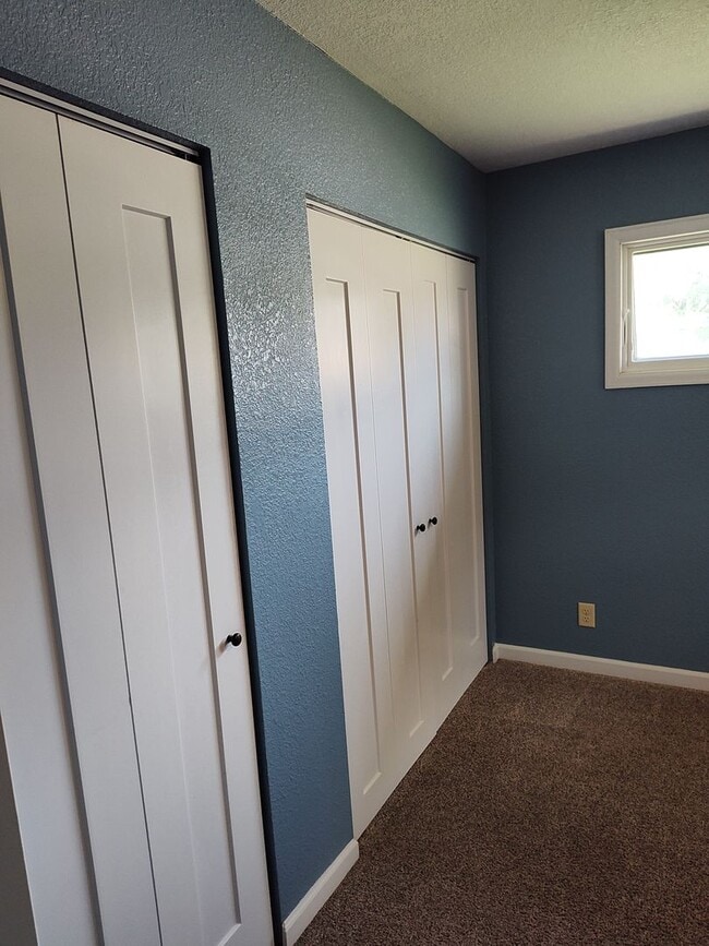Building Photo - ALL PROSPECTIVE TENANTS MUST SUBMIT A $58 NON-REFUNDABLE APPLICATION FEE PER APPLICANT ONLINE AND...