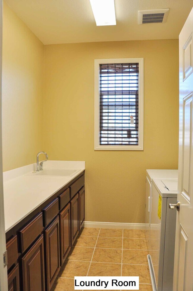 Building Photo - 1167 Vista Pointe Blvd