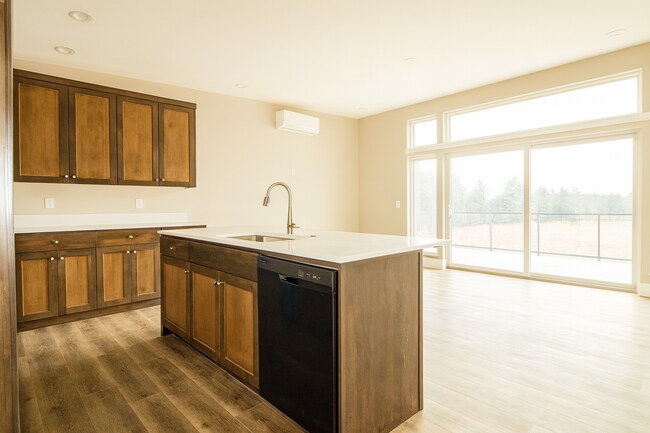Building Photo - Your Bend Retreat: Spacious Townhouse with...