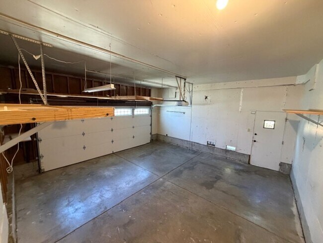 Building Photo - Gorgeous 4 Bed 3 bath