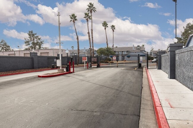 Building Photo - 2nd floor unit in gated community with pool/spa/tennis