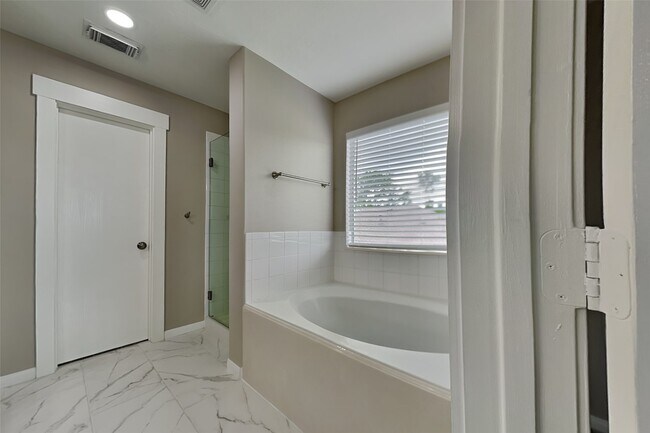 Building Photo - 2506 Buckminster Dr
