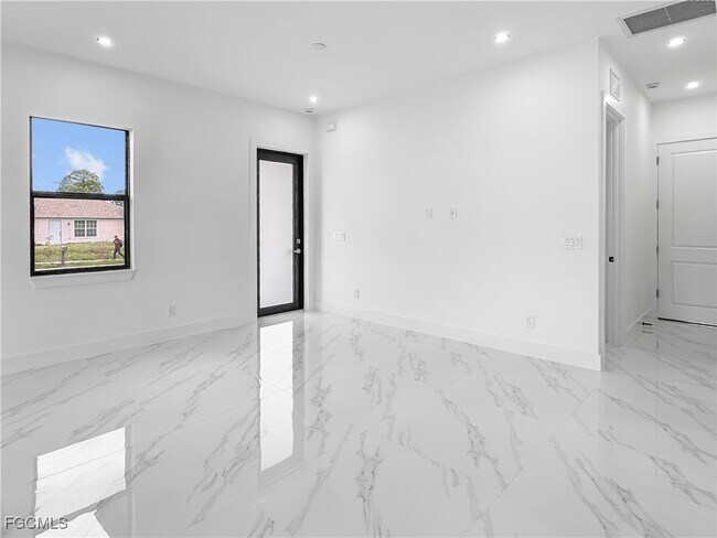 Building Photo - 916 Sara Ave N