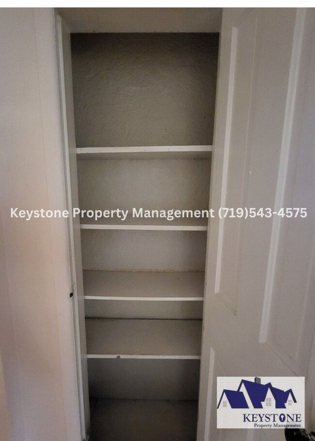 Building Photo - Downtown Apartment in 4-Plex with 2 Bedroo...