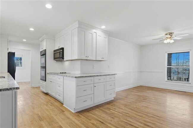 Building Photo - 1460 Hillcrest Dr