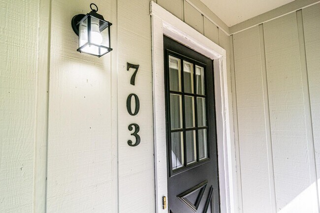Building Photo - 703 Parker Dr