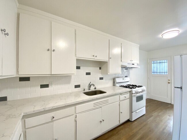 Building Photo - NEWLY RENOVATED Unit, w/ HIGH CEILINGS, Sp...