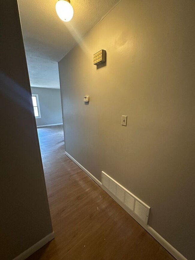 Building Photo - Charming Split-Level Single-Family Home – 5 Bed | 2 Bath